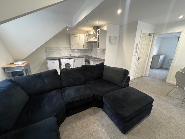1 Bed Flat-Excellent location-Good transport links Main Photo