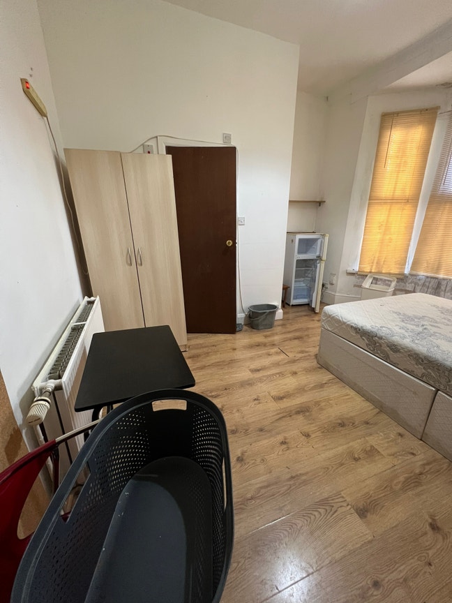Beautiful Ensuite Double Room for Rent in Hounslow Main Photo