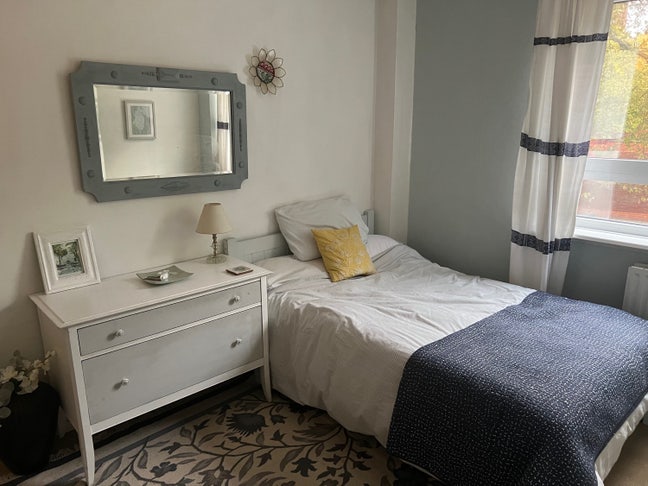 Bright and cosy room in Barons Court! Zone 2 Main Photo