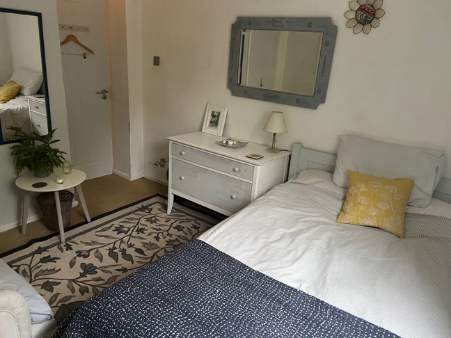 Bright and cosy room in Barons Court! Zone 2 Main Photo
