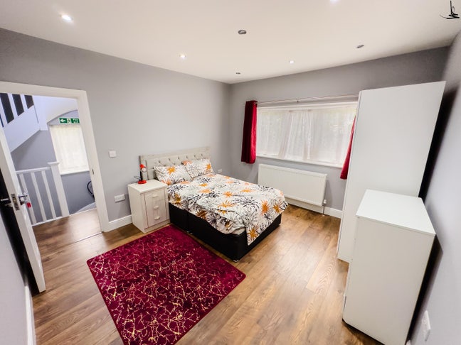 Large Double Room in Gants Hill Main Photo