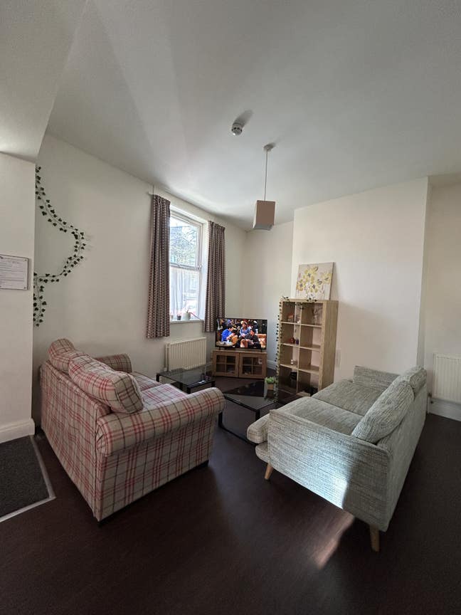 Room Available in 5 Bed House| Female Flatmate  Main Photo
