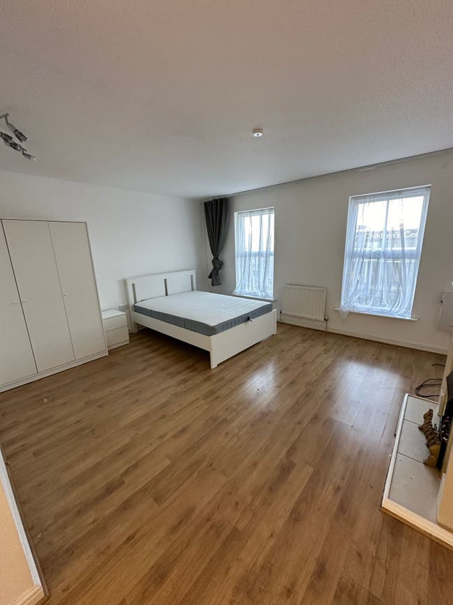 🏠 Affordable Double Room in Spacious 5-Bed House  Main Photo