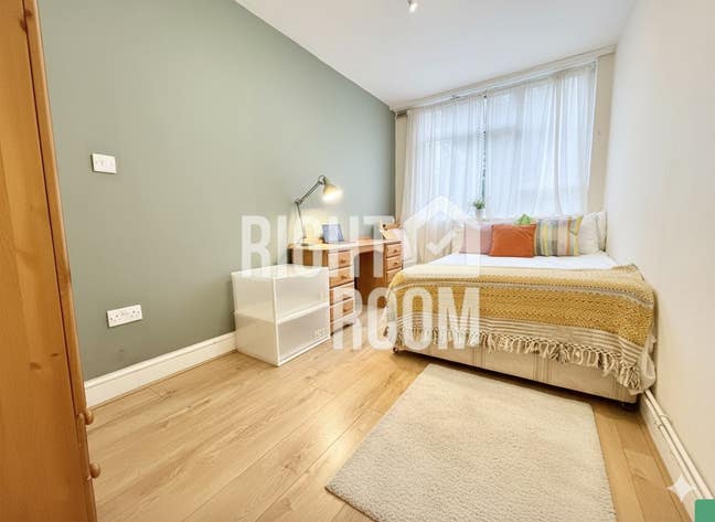 Large Room - Close to DLR & Stores - Friendly Area Main Photo