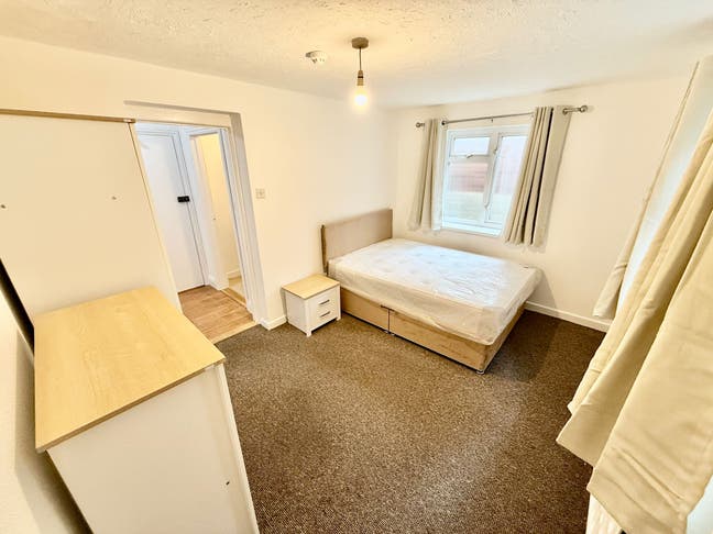 Double room with Ensuite In Southsea available NOW Main Photo