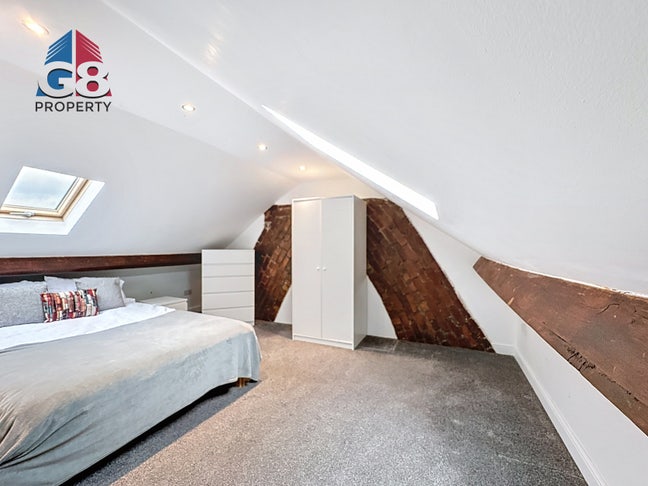 Spacious Double Attic Room – Wall Street Main Photo