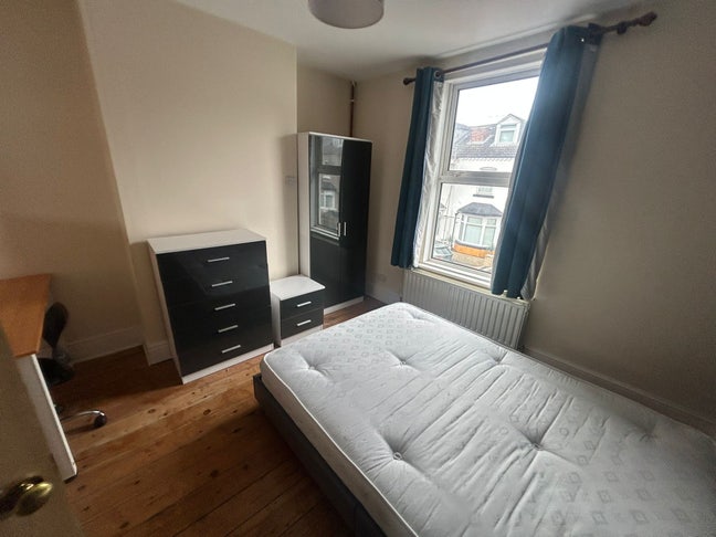 Sunny Room Near Beeston Tram Stop Main Photo