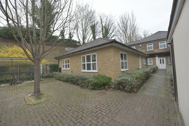 Unfurnished 1 bedroom apartment to let. Main Photo