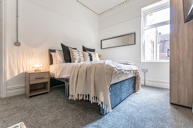 Large Room with Kitchenette! Main Photo