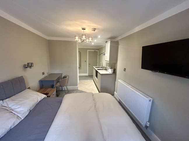 🚨Newly Refurbished Studios Next To City/RDH🚨 Main Photo