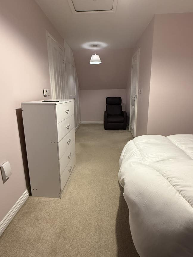 Spacious ensuite double room - all bills included. Main Photo