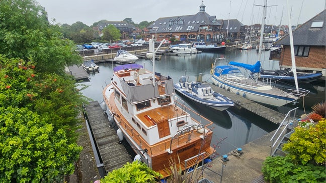 1 room ensuite in a marina Main Photo