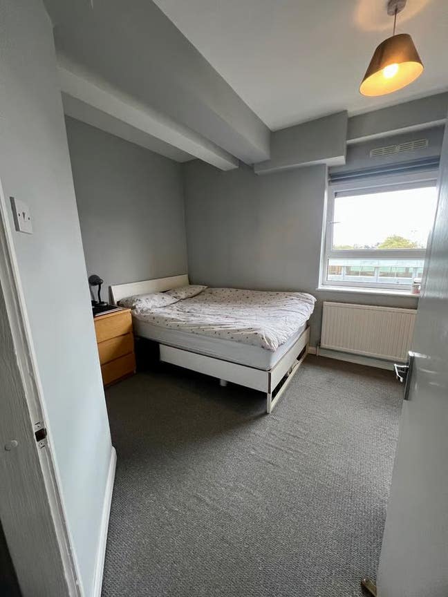 Double room is available for rent in - E2 9QY Main Photo