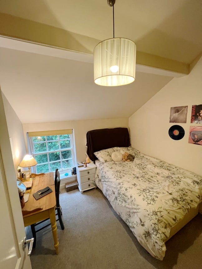 Cozy room in a beautiful 4 bedroom in New Town Main Photo