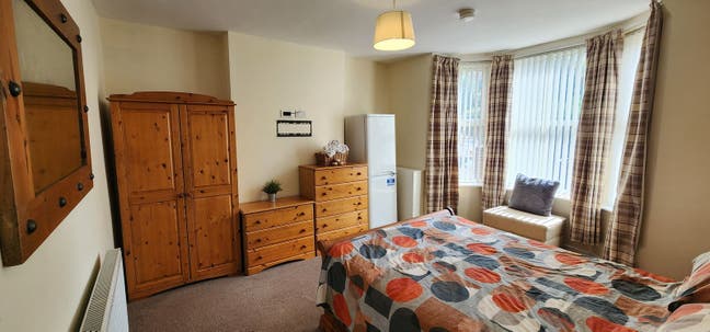 Professional House Share: One Double Bedroom Main Photo