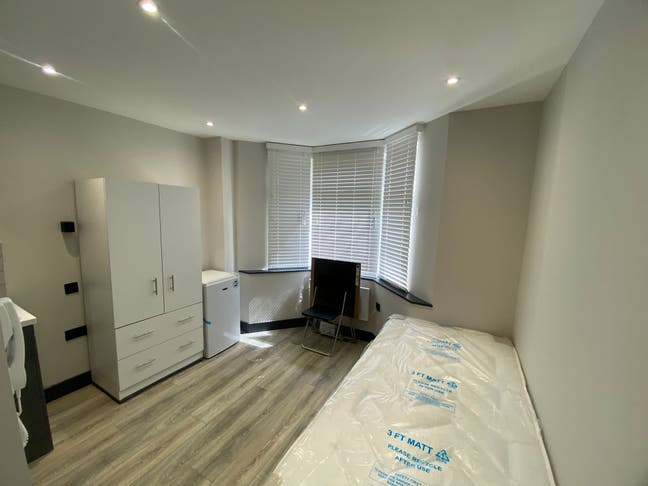 Luxury Studio En-suite Flat on Ground Floor Main Photo