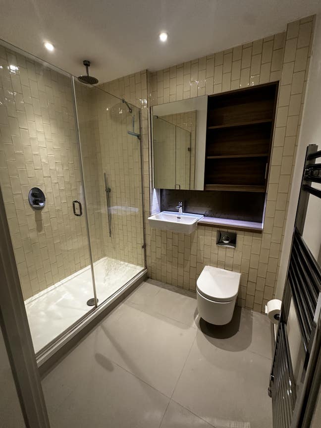 Bright Double Room with Private Modern Bathroom Main Photo