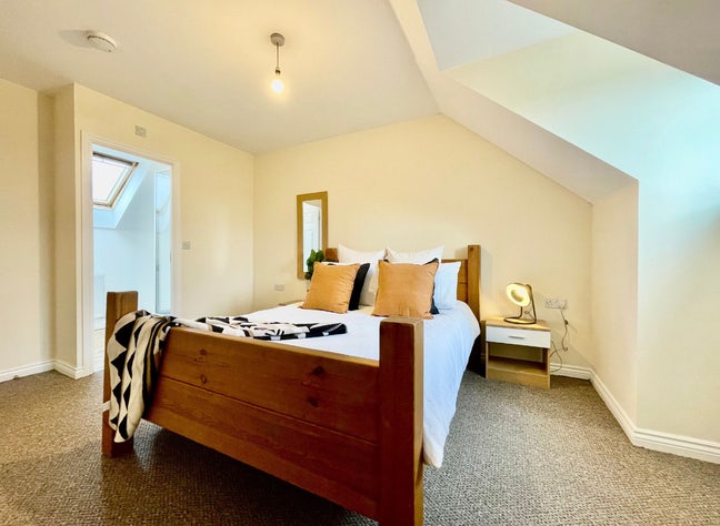 En-suite with parking available 3rd Nov  (20A-C).  Main Photo