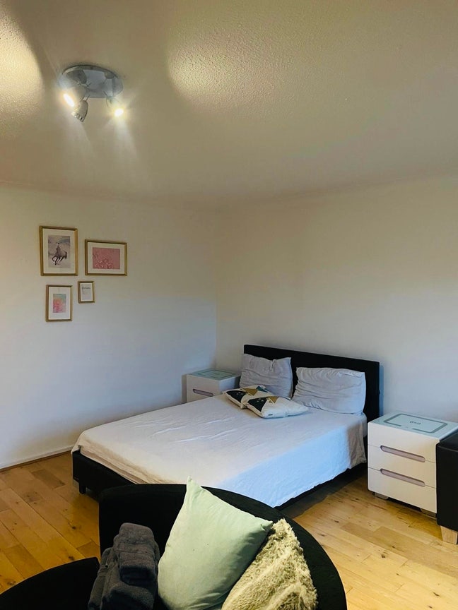 Fantastic double w/tv and sofa in Southfields Main Photo