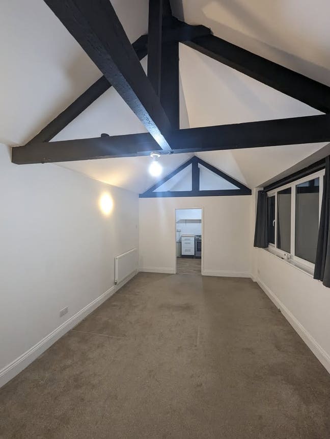 Studio Flat w/ Bathroom, Kitchen and Store Room Main Photo
