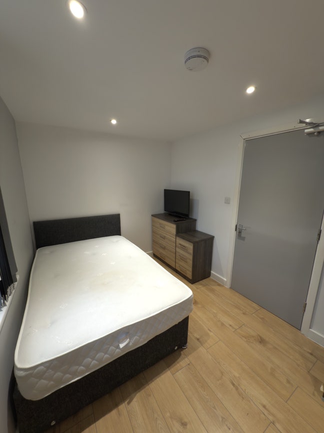 Modern Double Bedroom in Leicester City Centre Main Photo