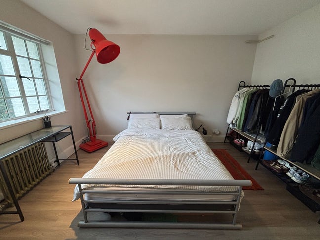 Queen sized room in 3 bed flat Main Photo