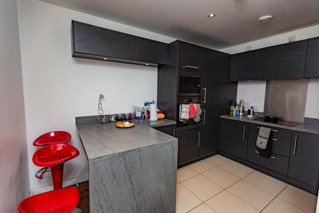 2 Gorgeous En Suite Rooms Ready to Move In NOW Main Photo