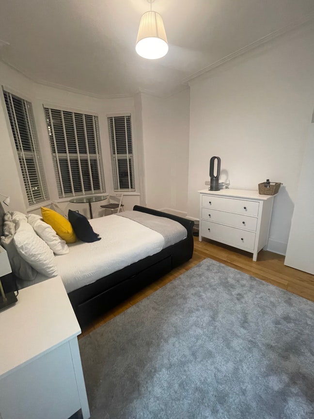 *HUGE En-Suite room 2 mins from Tooting Bec tube* Main Photo