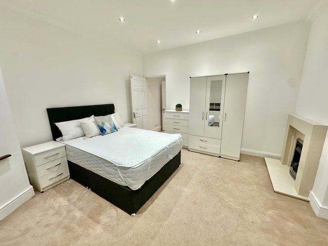 Great Price : Doubleroom  in Golders Green Main Photo