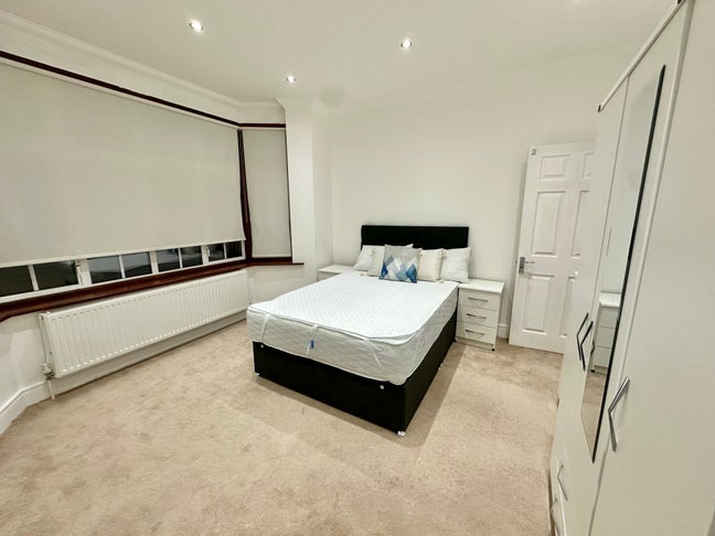 Great Price : Doubleroom in Golders Green Main Photo