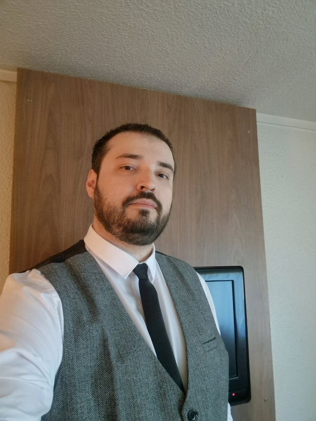 Professional couple, looking for room to rent Main Photo