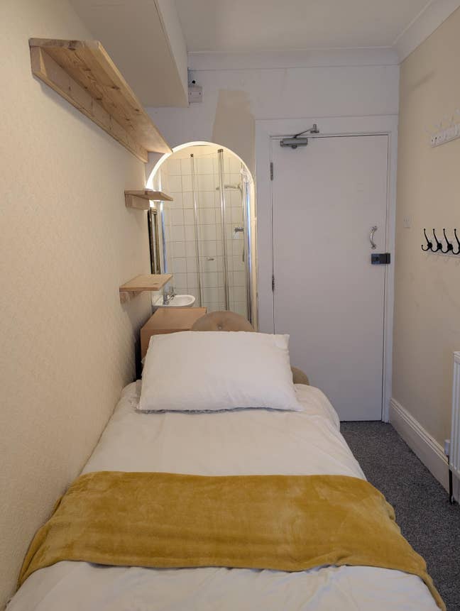 Cosy single with shower town centre all bills inc  Main Photo