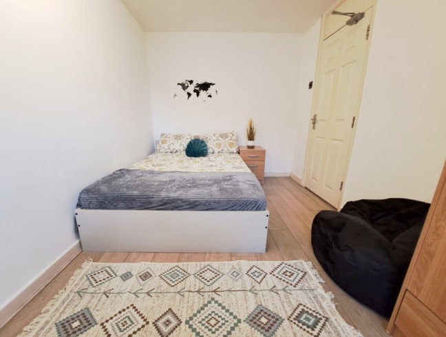 Double Room to let in a clean and bright flat Main Photo