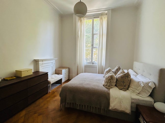 A large, sunny bedroom in prestigious location  Main Photo