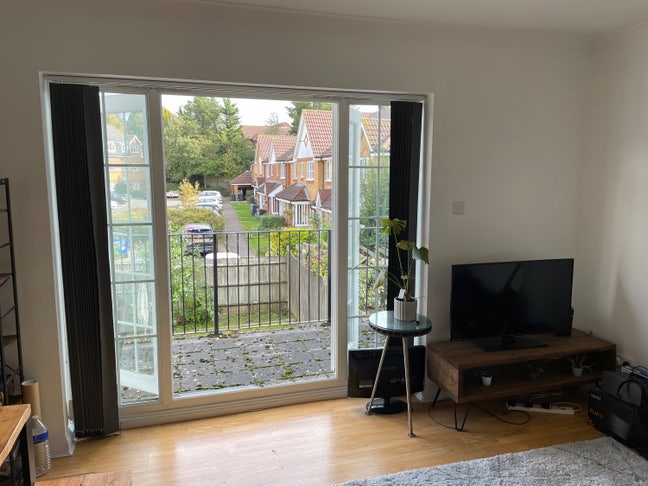 Bright balcony room on gated estate 🏡 Main Photo