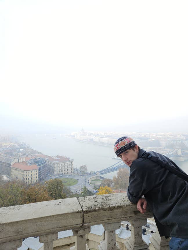 Seeking homely, artistic environment  Main Photo