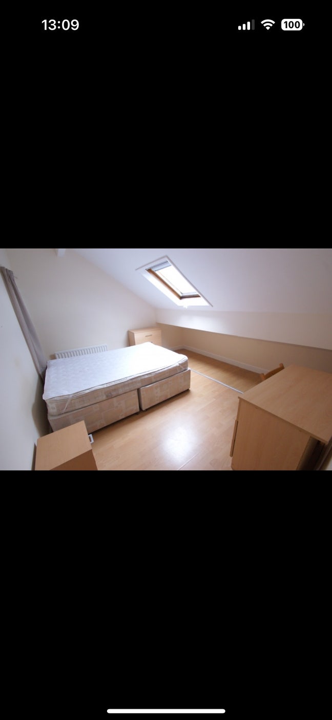 Urgent Tenancy Takeover! First month rent inc.  Main Photo