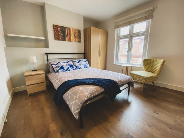 Large Ensuite Room Excellent Transport Links Main Photo