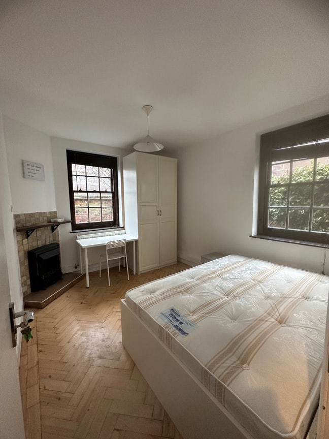 🌟Bright Double Room 5 Min Far from Canada Water🌟 Main Photo