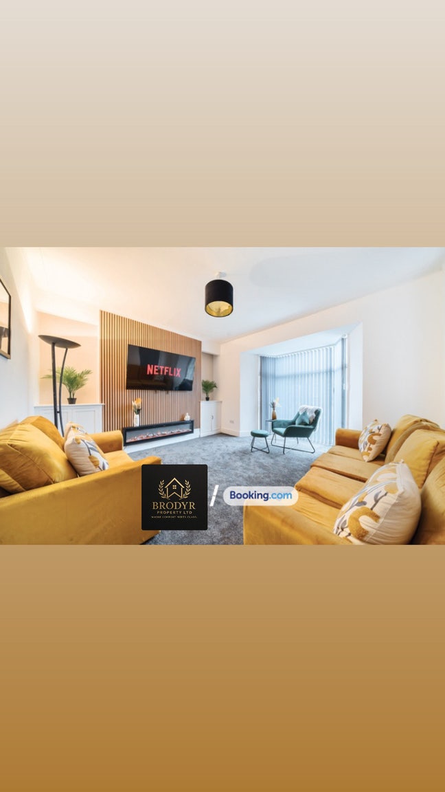 Private 6 bed home with parking  Main Photo
