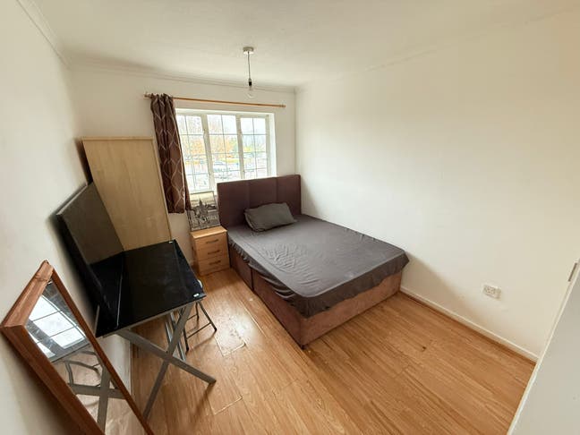  Spacious  &  Cosy  Double  Room    UB5 6HZ Main Photo