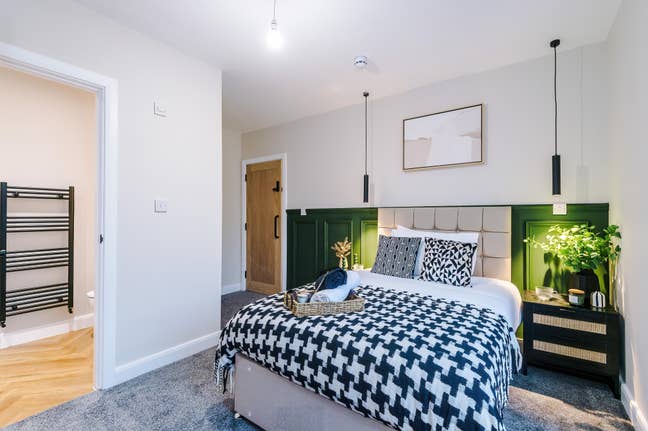 Ellesmere Road-Luxury Ensuite Furnished Rooms-WN5 Main Photo