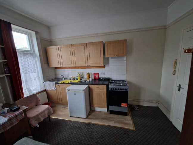 Medium size bedsit Main Photo