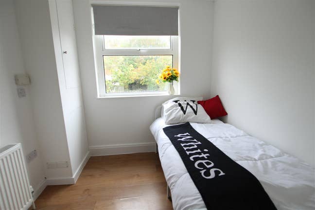 Room available on Moore St  Main Photo