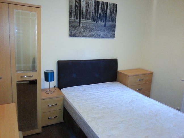 Double Rm, private parking & garden...Swinton ,M27 Main Photo
