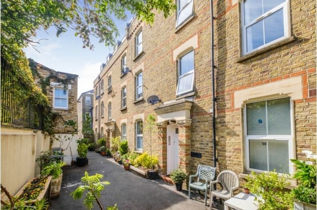 One bedroom available in two bed flat Main Photo
