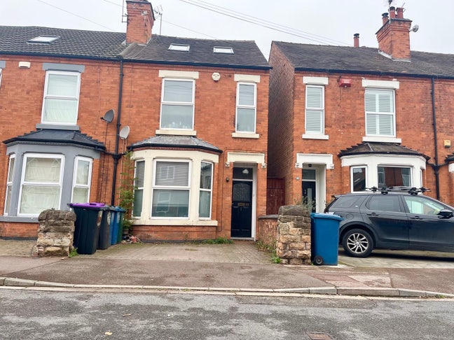Rooms Available in 5 bed/2 bath House Share Main Photo