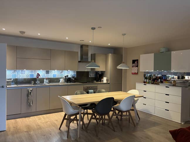Couples room w ensuite in lovely Dalston apartment Main Photo