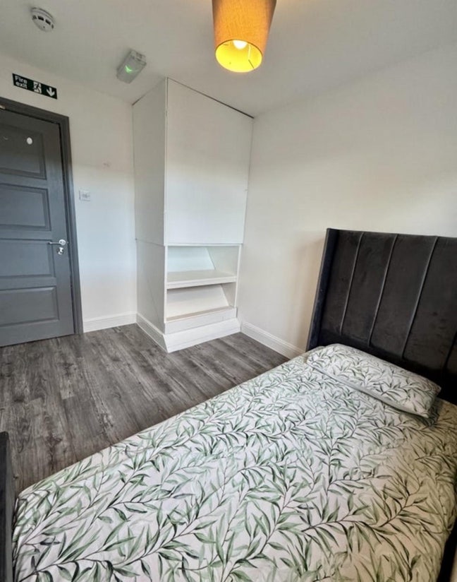 Modern Single room available RM8  Main Photo