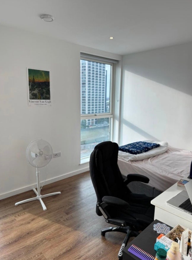 Female preferred double room in a modern 3Bed Flat Main Photo